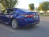 Toyota Camry 2023 года за 15 500 000 тг. в Актобе – фото 3