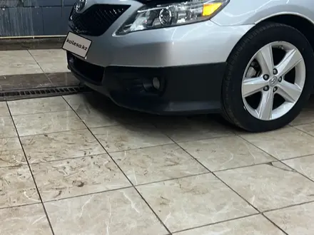 Toyota Camry 2010 года за 5 500 000 тг. в Атырау – фото 2