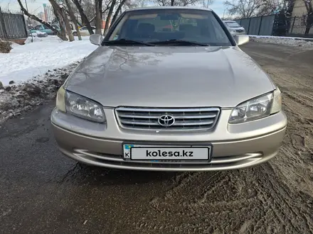 Toyota Camry 2000 года за 3 200 000 тг. в Алматы – фото 2