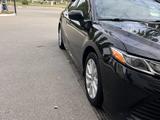Toyota Camry 2018 года за 11 500 000 тг. в Астана – фото 2