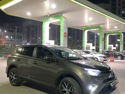 Toyota RAV4 2018 года за 12 700 000 тг. в Астана – фото 3