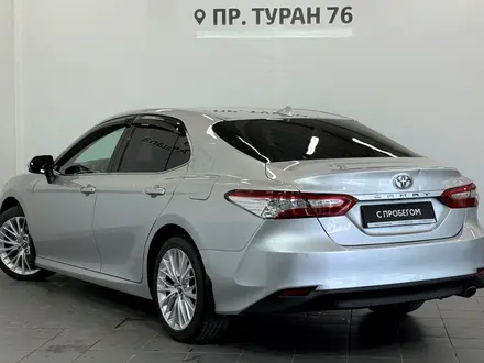 Toyota Camry Prestige 2019 года за 13 750 000 тг. в Астана – фото 2