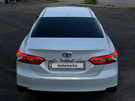 Toyota Camry 2020 года за 13 500 000 тг. в Уральск – фото 2