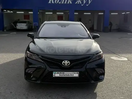 Toyota Camry 2020 года за 11 000 000 тг. в Алматы – фото 2