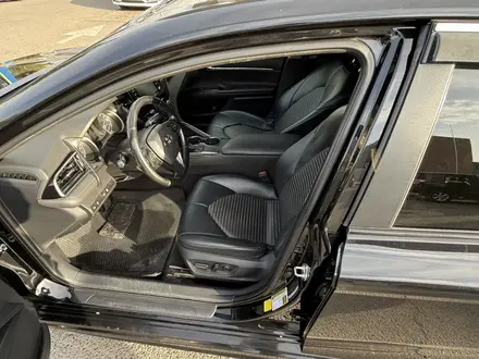 Toyota Camry 2020 года за 11 000 000 тг. в Алматы – фото 13