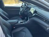 Toyota Camry 2021 года за 18 900 000 тг. в Астана – фото 4