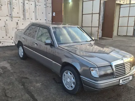 Mercedes-Benz E 230 1992 года за 2 800 000 тг. в Жезказган – фото 2