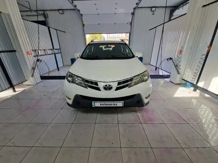 Toyota RAV4 2015 года за 10 000 000 тг. в Актобе – фото 2