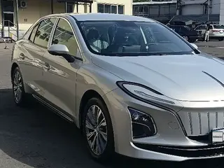 Hongqi E-QM5