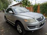 Volkswagen Touareg 2008 года за 4 500 000 тг. в Алматы – фото 2
