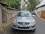 Volkswagen Touareg 2008 года за 4 500 000 тг. в Алматы – фото 4