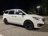 Kia Carnival 2015 года за 10 250 000 тг. в Алматы – фото 2