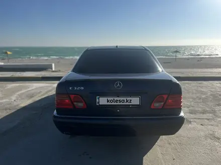 Mercedes-Benz E 320 1998 года за 3 600 000 тг. в Актау – фото 4