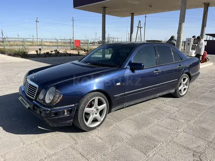 Mercedes-Benz E 320 1998 года за 3 600 000 тг. в Актау – фото 2