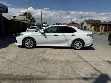Toyota Camry 2019 года за 13 500 000 тг. в Атырау – фото 3