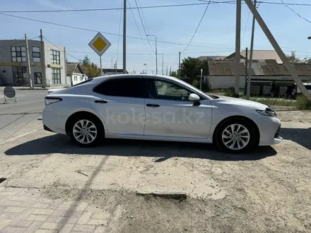 Toyota Camry 2019 года за 13 500 000 тг. в Атырау – фото 2