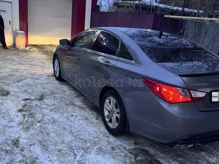 Hyundai Sonata 2011 года за 2 300 000 тг. в Актобе – фото 4