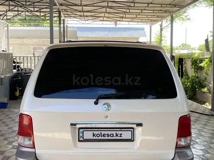 Kia Carnival 2002 года за 3 000 000 тг. в Шымкент – фото 2