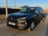 Toyota RAV4 2021 года за 13 500 000 тг. в Атырау