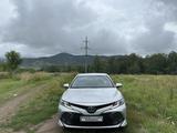 Toyota Camry 2018 года за 13 750 000 тг. в Актобе – фото 2