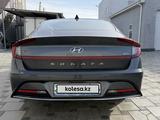Hyundai Sonata 2022 года за 12 500 000 тг. в Атырау – фото 2