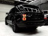 Рестайлинг комплект на Range Rover Vogue L405 2013-2017 под 2018 + за 2 551 800 тг. в Алматы – фото 2