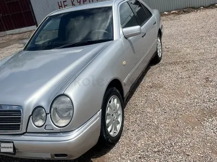 Mercedes-Benz E 280 1997 года за 2 700 000 тг. в Мерке – фото 2