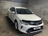 Toyota Camry 2015 года за 11 500 000 тг. в Астана – фото 2