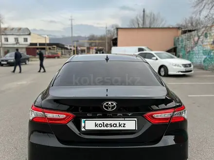 Toyota Camry 2018 года за 16 500 000 тг. в Алматы – фото 10