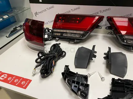 Задние фонари на Land Cruiser 300 2022-по н. В (Красные) дизайн OEM за 140 000 тг. в Астана – фото 5