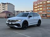 Volkswagen Tiguan 2023 года за 18 000 000 тг. в Актобе