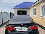 Toyota Camry 2016 года за 8 000 000 тг. в Атырау – фото 2