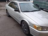 Toyota Camry 2000 года за 3 000 000 тг. в Алматы – фото 2