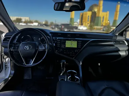 Toyota Camry 2018 года за 13 800 000 тг. в Семей – фото 3