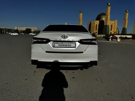Toyota Camry 2018 года за 13 800 000 тг. в Семей – фото 4