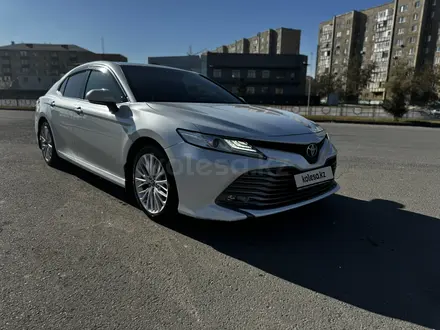 Toyota Camry 2018 года за 13 800 000 тг. в Семей – фото 2