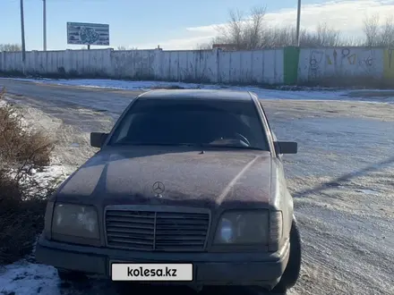 Mercedes-Benz E 200 1993 года за 1 200 000 тг. в Актобе – фото 4