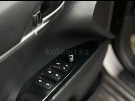 Toyota Camry 2019 года за 11 000 000 тг. в Атырау – фото 23