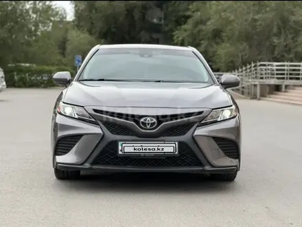 Toyota Camry 2019 года за 11 000 000 тг. в Атырау – фото 3
