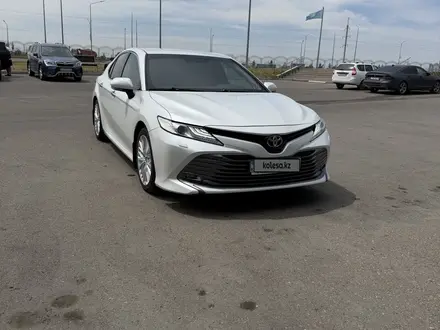 Toyota Camry 2019 года за 13 100 000 тг. в Семей – фото 2