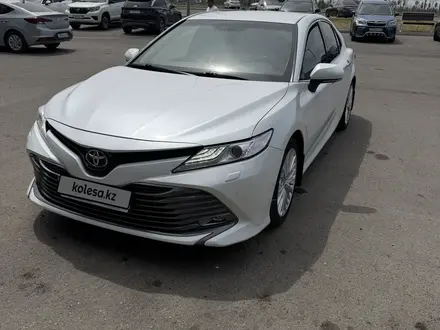 Toyota Camry 2019 года за 13 100 000 тг. в Семей