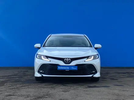 Toyota Camry 2019 года за 12 940 000 тг. в Алматы – фото 2
