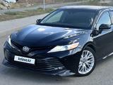 Toyota Camry 2018 года за 10 500 000 тг. в Актобе – фото 2
