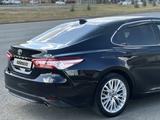 Toyota Camry 2018 года за 10 500 000 тг. в Актобе – фото 5