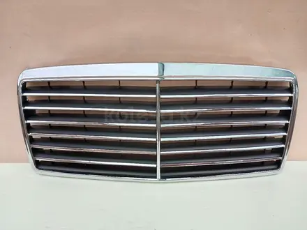 Решетка радиатора комплект на Мерседес 124Е (94-95) за 17 000 тг. в Алматы