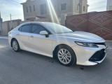 Toyota Camry 2018 года за 12 500 000 тг. в Актау – фото 2