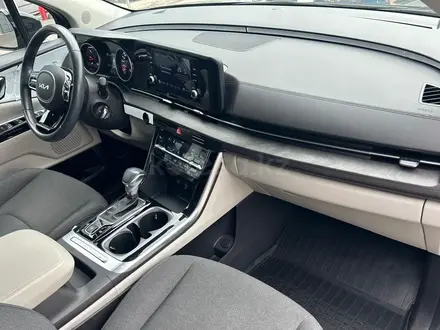 Kia Carnival 2023 года за 17 290 000 тг. в Алматы – фото 13