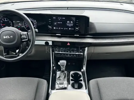 Kia Carnival 2023 года за 17 290 000 тг. в Алматы – фото 20