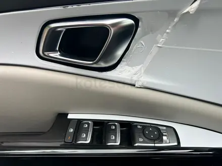 Kia Carnival 2023 года за 17 290 000 тг. в Алматы – фото 21