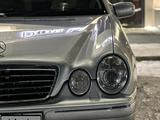 Mercedes-Benz E 320 1999 годаүшін3 570 000 тг. в Караганда – фото 2